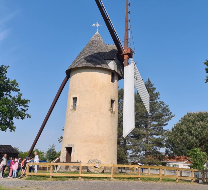 Visite du moulin des Gourmands et de la bourrine du Bois Juquaud – classe CE2