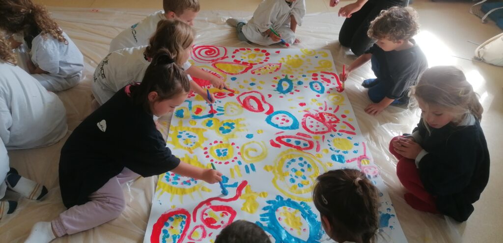 Fresque à la façon d’Herve Tullet réalisée par les GS.