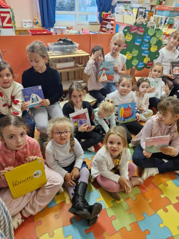 “Les grenouilles qui lisent” …. lecture des CE2 pour les MS