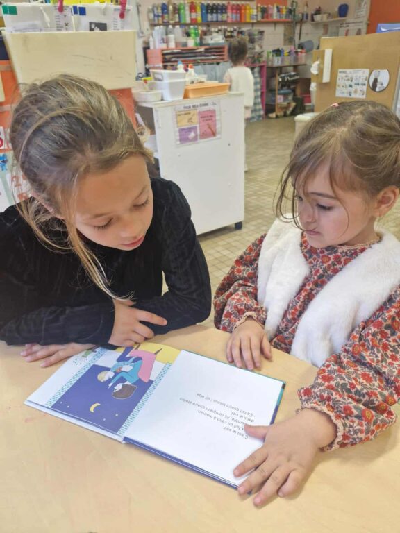 “Les grenouilles qui lisent” …. lecture des CE2 pour les MS